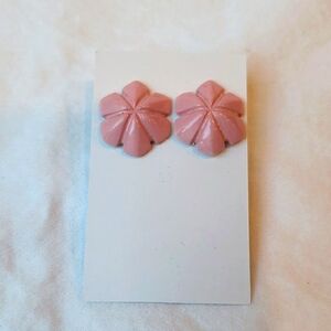 Vintage pink retro flower earrings.  Light weight post back.